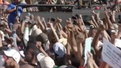 Salı g&uuml;n&uuml; cumhurbaşkanlığı sarayının &ouml;n&uuml;nde duran CAPSAT başkanı Albay Michael