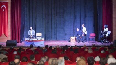Ankara B&uuml;y&uuml;kşehir Belediyesi (ABB) başlattığı &ldquo;Mahallede Tiyatro Var!&rdquo; projesiyle, Başkent&rsquo;te