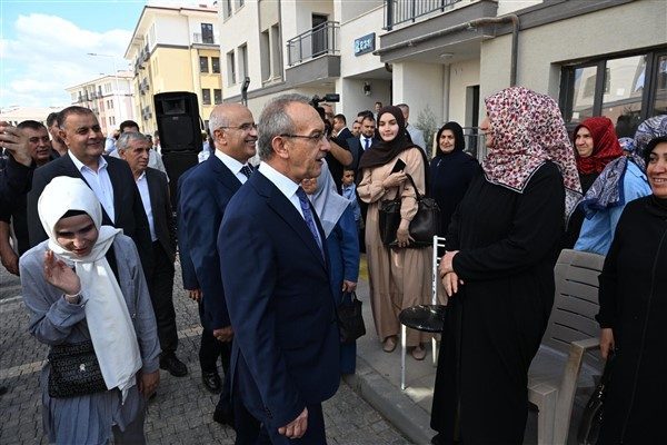 D&uuml;zenlenen t&ouml;rene Malatya Valisi Seddar Yavuz, B&uuml;y&uuml;kşehir Belediye Başkanı Sami