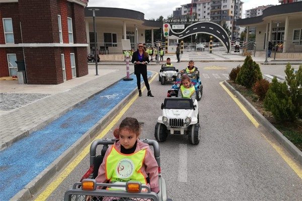 Mamak Belediyesi &Ccedil;ocuk Trafik Eğitim Parkı&rsquo;nda ger&ccedil;ekleştirilen eğitimlerde, İmirzalıoğlu Ganime