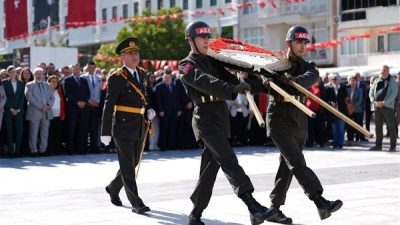 Manisa Valiliği &ouml;nc&uuml;l&uuml;ğ&uuml;nde d&uuml;zenlenen t&ouml;rende, Manisa Valisi Vahdettin &Ouml;zkan, Garnizon
