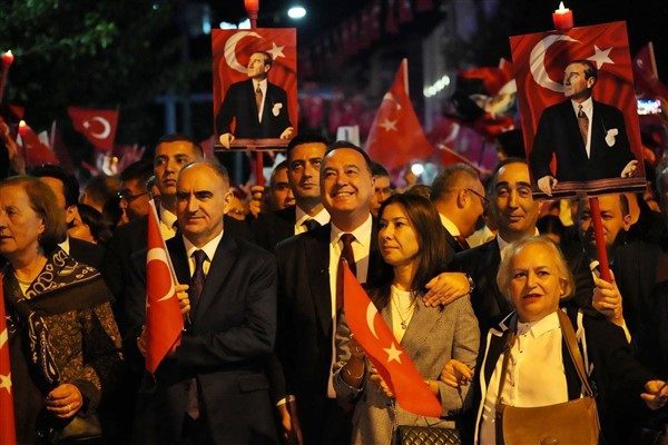 Cumhuriyet&rsquo;in ilanının 102&rsquo;nci yılı, Manisa&rsquo;da g&uuml;n boyu s&uuml;ren etkinliklerle kutlandı.
