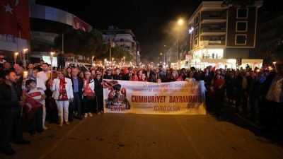 Cumhuriyet Bayramı programı &ccedil;elenk sunma t&ouml;reni ile başladı. Vatandaşlar, Ata&rsquo;nın