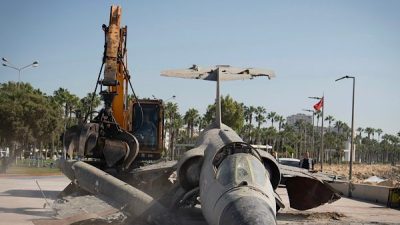 Mersin&rsquo;de yıllardır K&uuml;lt&uuml;r Park sahilinde sergilenen F-104 tipi savaş u&ccedil;ağı,