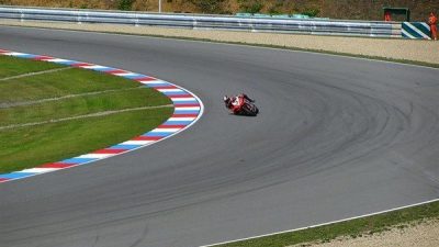 Gen&ccedil;lik ve Spor Bakanı Osman Aşkın Bak, milli motosiklet&ccedil;i Toprak