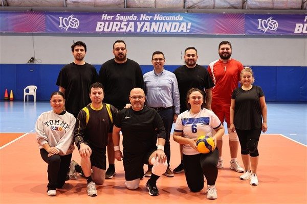 Nil&uuml;fer Belediyesi &ccedil;alışanları, &ldquo;Birimler Arası Voleybol Turnuvası&rdquo; kapsamında parkede buluştu.