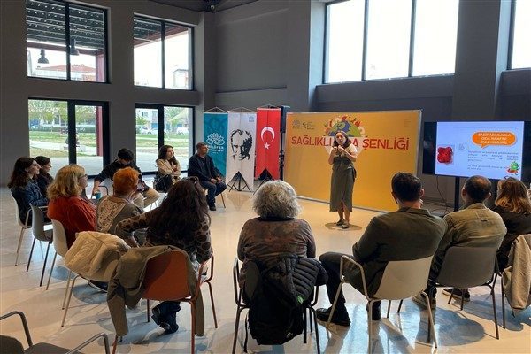 Nil&uuml;fer Pancar Deposu&rsquo;nda d&uuml;zenlenen &ldquo;Gıda Etiketi Okuryazarlığı S&ouml;yleşisi&rdquo;nde konuşan Gıda