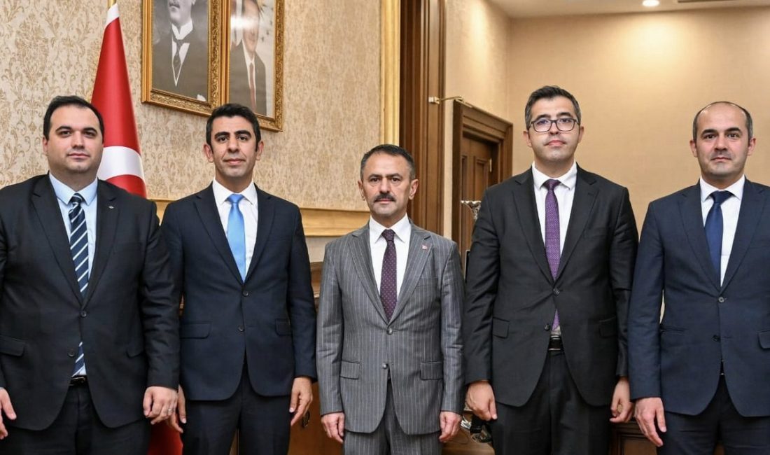 Vergi M&uuml;fettişi Mehmet &Ouml;ner, Vali İlhami Aktaş&rsquo;a makamında ziyaret ger&ccedil;ekleştirdi.