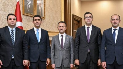 Vergi M&uuml;fettişi Mehmet &Ouml;ner, Vali İlhami Aktaş&rsquo;a makamında ziyaret ger&ccedil;ekleştirdi.
