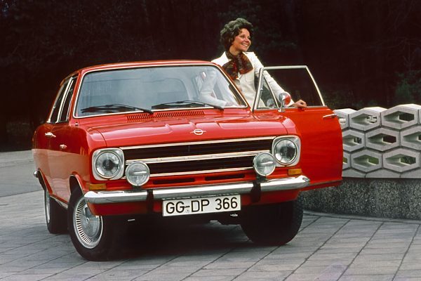 Opel, 1965 yılında Frankfurt&rsquo;ta d&uuml;zenlenen IAA etkinliğinde Kadett B ve