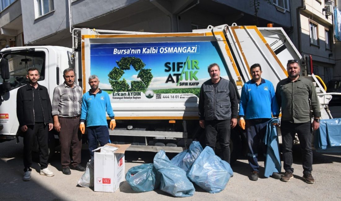 Osmangazi Belediyesi Sıfır Atık projesi kapsamında vatandaşların kapılarının &ouml;n&uuml;nden poşetli