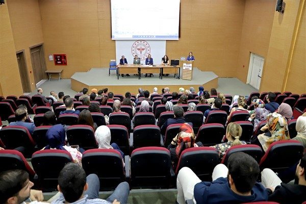 Toplantıda, sahada g&ouml;rev yapan personelin y&ouml;nelttiği sorular &Ccedil;ocuk Enfeksiyon Hastalıkları