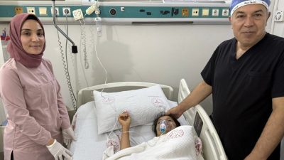 Şanlıurfa&rsquo;da 16 yaşındaki bir gen&ccedil; kızın, baş&ouml;rt&uuml;s&uuml;n&uuml; d&uuml;zeltirken toplu iğneyi