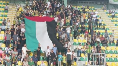 Sarı yeşilli taraftarlar, trib&uuml;nlerde a&ccedil;tıkları Filistin bayrağı ile &ldquo;Kahrolsun İsrail&rdquo;