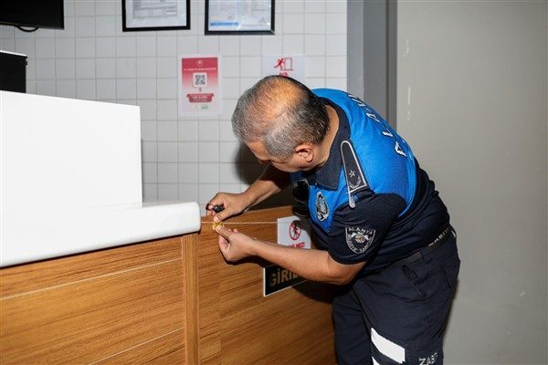 Alanya Belediyesi Zabıta M&uuml;d&uuml;rl&uuml;ğ&uuml; ekipleri, vatandaşlardan gelen şikayet &uuml;zerine Mahmutlar