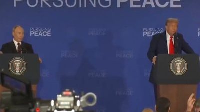Makalede, "Zirveye Macaristan'ın ev sahipliği yapması, AB'nin y&uuml;z&uuml;ndeki g&uuml;l&uuml;msemeyi sildi.