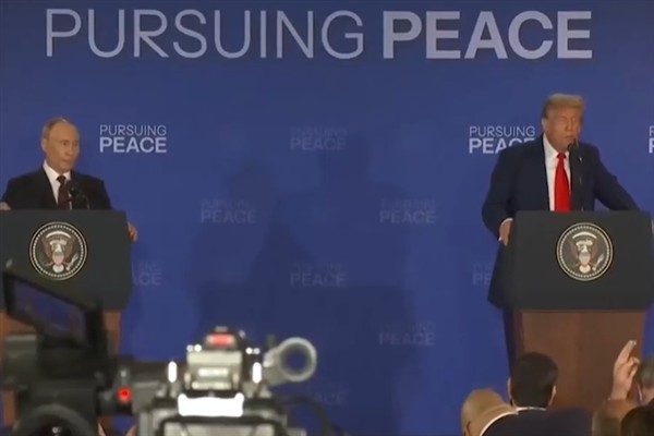 Makalede, "Zirveye Macaristan'ın ev sahipliği yapması, AB'nin y&uuml;z&uuml;ndeki g&uuml;l&uuml;msemeyi sildi.