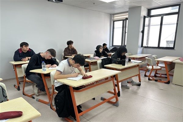&Ccedil;ayırova Belediyesi Prof. Dr. Necmettin Erbakan Gen&ccedil;lik Merkezi&rsquo;nde &uuml;niversiteye hazırlık