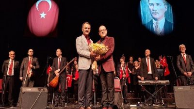 S&uuml;leyman Demirel K&uuml;lt&uuml;r Merkezi&rsquo;nde ger&ccedil;ekleşen konser programına Vali Aktaş&rsquo;ın yanı