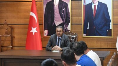 Bağımlılıktan kurtulmak i&ccedil;in projeden yararlanan gen&ccedil;lerle Valilikte bir araya gelen