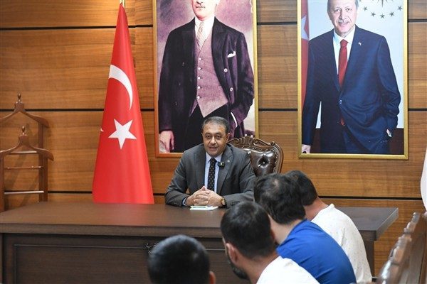 Bağımlılıktan kurtulmak i&ccedil;in projeden yararlanan gen&ccedil;lerle Valilikte bir araya gelen