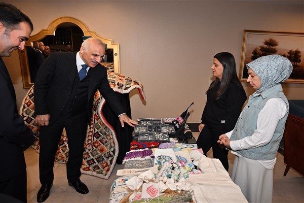 Toplantının a&ccedil;ılışında konuşan Diyarbakır Valisi Murat Zorluoğlu, Diyarbakır&rsquo;ın tarihsel, k&uuml;lt&uuml;rel
