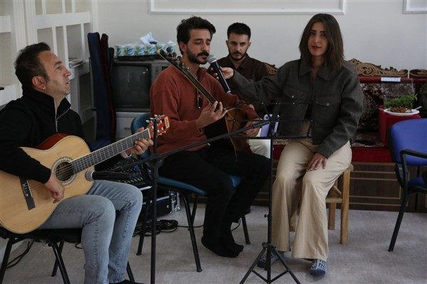 D&uuml;zenlenen program kapsamında evlerinden &uuml;cretsiz servislerle alınan yaşlı bireylere karşılamanın