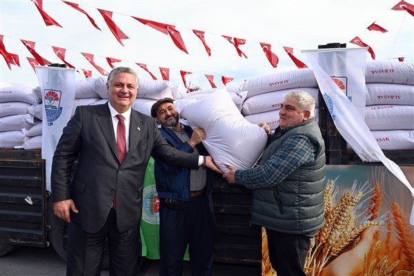 15 Temmuz Demokrasi ve Cumhuriyet Meydanı&rsquo;nda d&uuml;zenlenen dağıtım programına Yalova