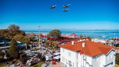 Yalova Valiliği ev sahipliğinde d&uuml;zenlenen t&ouml;ren, sabah saatlerinde ger&ccedil;ekleştirilen bayramlaşma