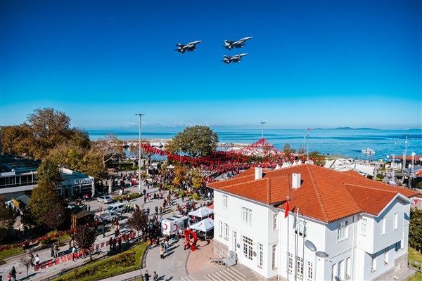 Yalova Valiliği ev sahipliğinde d&uuml;zenlenen t&ouml;ren, sabah saatlerinde ger&ccedil;ekleştirilen bayramlaşma