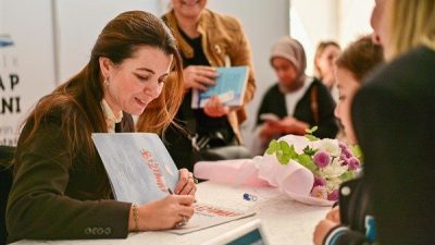 Belediye Başkanı Ş&uuml;kr&uuml; Deviren, etkinlik alanını ziyaret ederek okurlar ve