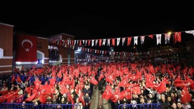 Yenimahalle Belediyesi, sanat&ccedil;ı Burcu G&uuml;neş ve Manuş Baba'yı Yenimahallelilerle buluşturdu.&nbsp;