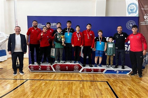 Naim S&uuml;leymanoğlu Spor Kompleksi&rsquo;nde, d&uuml;zenlenen turnuvaya 15 ilden 350 sporcu