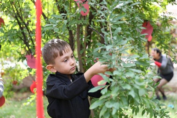 Kreşte d&uuml;zenlenen festivale &ccedil;ocuklar, aileleri, Eş Başkanlar Berivan G&uuml;lşen Sincar