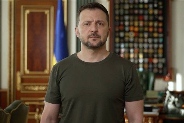 Ukrayna Devlet Başkanı Volodimir Zelenski, a&ccedil;ıklamasında "D&uuml;n gece halkımıza, enerji