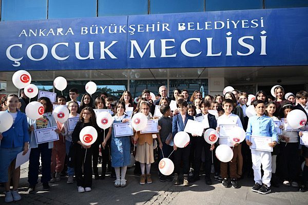 Mansur Yavaş, t&ouml;rende yaptığı konuşmada, &ccedil;ocukların kent y&ouml;netiminde s&ouml;z hakkına