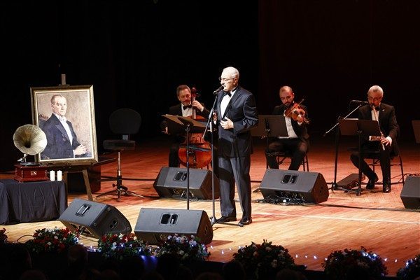 Ata&rsquo;ya &ldquo;Hasret&rdquo; konserini Antalya Valisi Hulusi Şahin ve Antalya B&uuml;y&uuml;kşehir