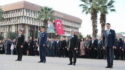 Cumhuriyet Meydanı&rsquo;ndaki anma t&ouml;reni Aliağa Kaymakamı Zekeriya G&uuml;ney, Garnizon Komutanı