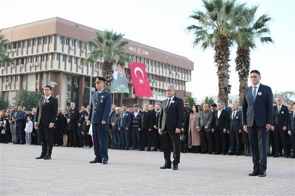 Cumhuriyet Meydanı&rsquo;ndaki anma t&ouml;reni Aliağa Kaymakamı Zekeriya G&uuml;ney, Garnizon Komutanı