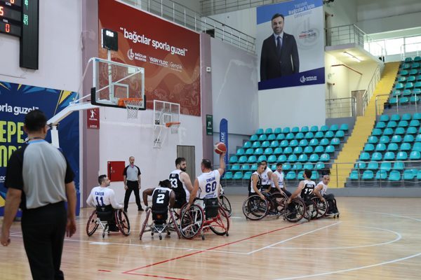 Bağcılar Belediyesi Tekerlekli Sandalye Basketbol Takımı, sezonun a&ccedil;ılış karşılaşmasında kendi