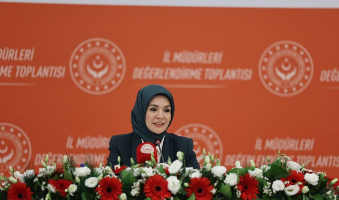 Bursa&rsquo;da Aile ve Sosyal Hizmetler Bakanı Mahinur &Ouml;zdemir G&ouml;ktaş, kadın