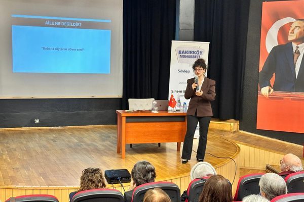 &ldquo;Bakırk&ouml;y Muhabbeti&rdquo; s&ouml;yleşileri, bu hafta gazeteci ve yazar Sinem Nazlı
