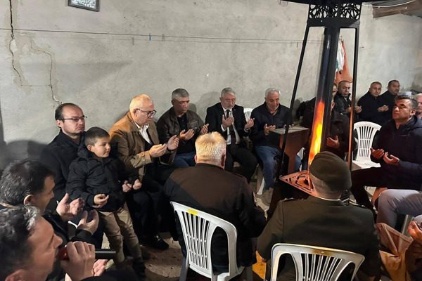Yaydiğin Köyü’nde yaşayan şehidin ailesini akşam saatlerinde ziyaret eden Başkan