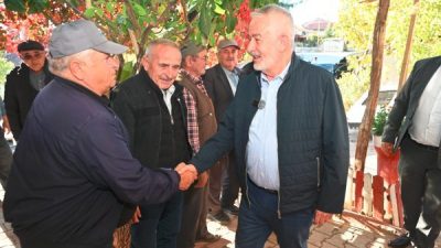 Isparta Belediye Başkanı Ş&uuml;kr&uuml; Başdeğirmen, beraberindeki belediye başkan yardımcıları ve