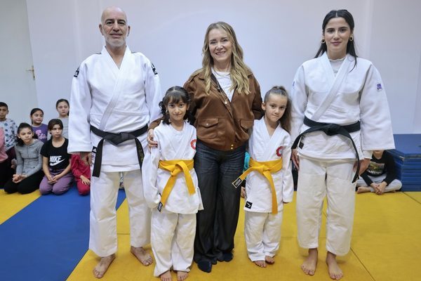 Konak Belediye Başkanı Nil&uuml;fer &Ccedil;ınarlı Mutlu, judo kursuna devam eden