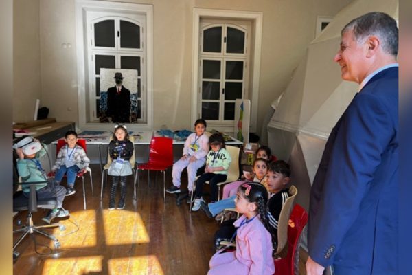 Merkezi ziyaret eden B&uuml;y&uuml;kşehir Belediye Başkanı Cemil Tugay, &ccedil;ocukların 20