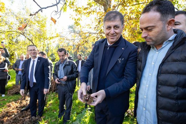 B&ouml;lgenin kestane &uuml;reticileriyle buluşmak i&ccedil;in Beydağ&rsquo;a giden İzmir B&uuml;y&uuml;kşehir Belediye