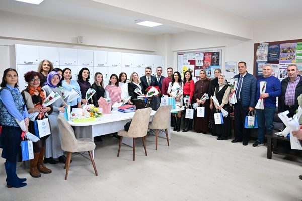 Programına, Yunus Emre İlkokulu&rsquo;nda başlayan Başkan Oktay Yılmaz, 4-L sınıfını