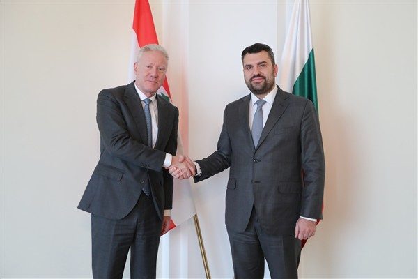 Bulgaristan Dışişleri Bakanı Georgiev, bakanlıkta L&uuml;bnan Dışişleri ve G&ouml;&ccedil;menler Bakanı