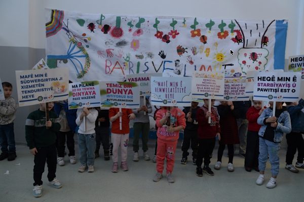Diyarbakır'da , 20 Kasım D&uuml;nya &Ccedil;ocuk Hakları G&uuml;n&uuml; dolayısıyla &ccedil;ocuklara